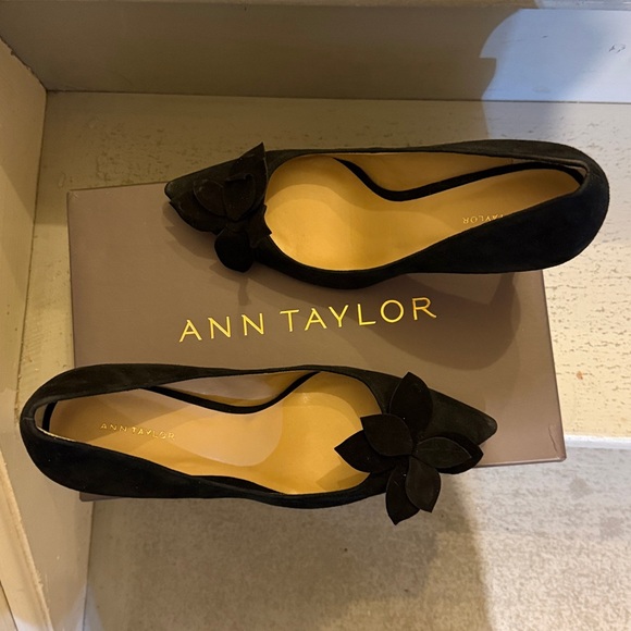 NIB Ann Taylor Mila Black Leather Suede Heels with Floral Detail - Picture 9 of 10
